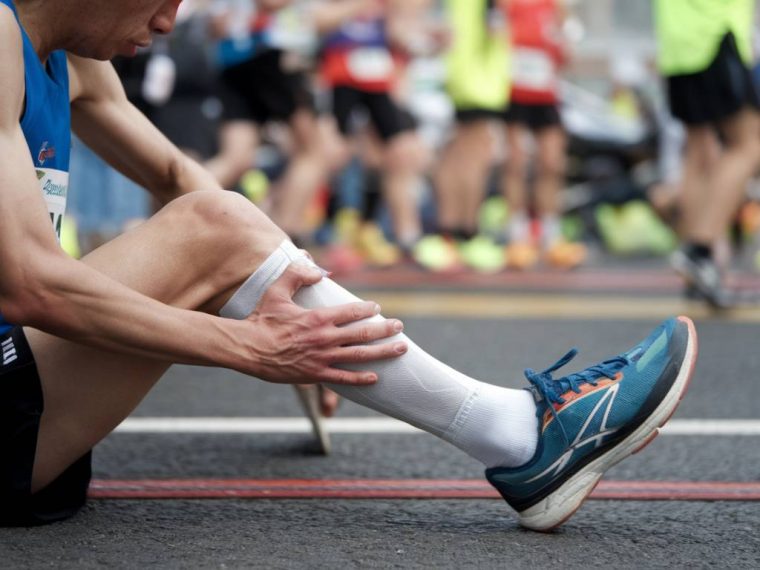 comment éviter les crampes pendant un marathon : causes et solutions